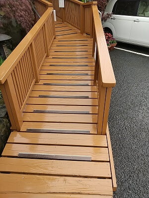 2022うなぎの尾形の入口までスロープがある写真