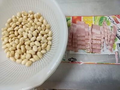 大豆の下準備をしベーコンを切る