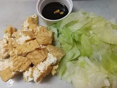 厚揚げときゃべつの下準備をし調味料を合わせる