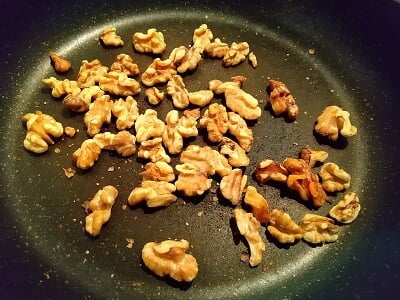 クルミをフライパンで乾煎りする