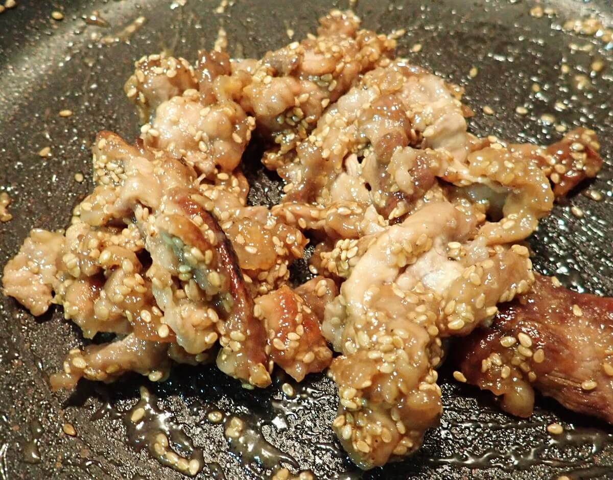 合わせ調味料を入れ煮汁を絡める