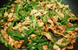 調味料も入れ豚バラ肉に火が通るまで炒める