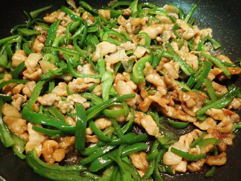 調味料も入れ豚バラ肉に火が通るまで炒める