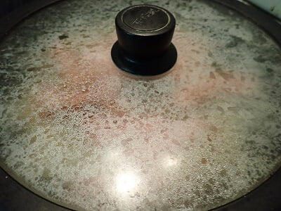 蓋をして蒸し焼きにする