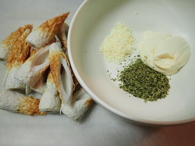 ちくわを切って材料をそろえておく