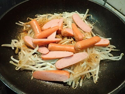 ウインナーを切り、フライパンにもやし、ウインナーの順に入れる