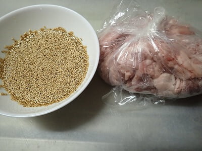 豚肉をポリ袋に入れ片栗粉をまぶし調味料を合わせる