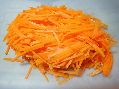 にんじんを千切りにする