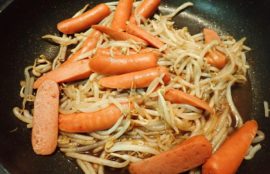 鰹だしとソースをかけさっと炒める