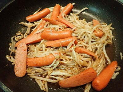 鰹だしとソースをかけさっと炒める