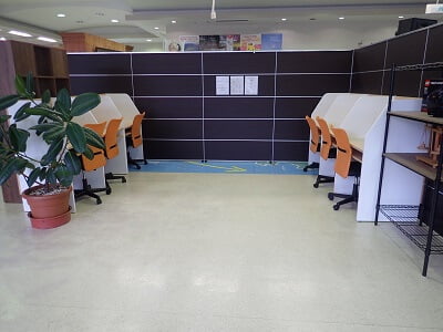 コワーキングスペース3153のすぐ左の向こうのイス席の写真