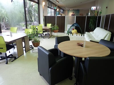 コワーキングスペース3153の正面奥から右側の雰囲気の写真