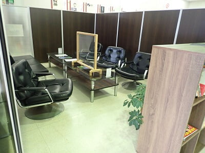 コワーキングスペース3153のすぐ右の向こうのイス席の写真