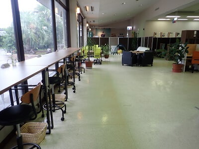 コワーキングスペース3153の左奥から全体の雰囲気の写真