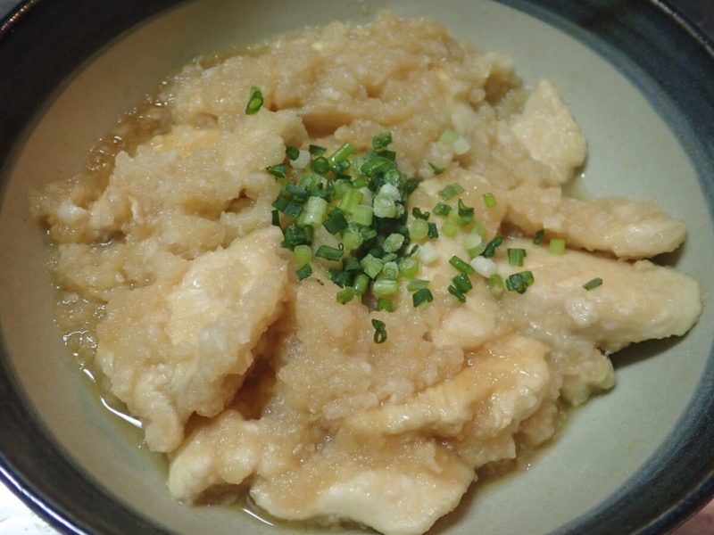 調味料がひと煮立ちしたら大根を入れねぎを散らす