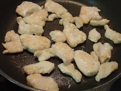 フライパンで鶏むね肉を焼く
