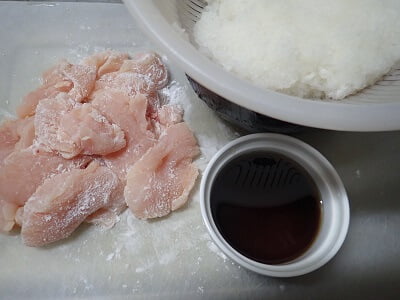 鶏むね肉と大根の下準備をして調味料を合わせる