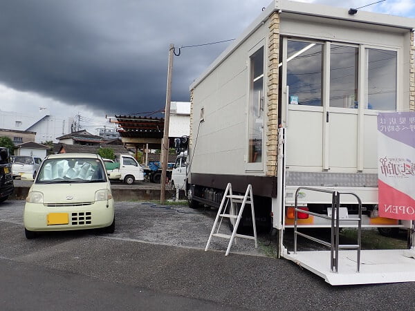 髪切師(カットシ)の左側が駐車場の写真