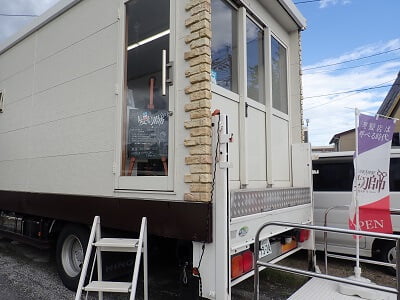 髪切師(カットシ)の店名のノボリと立て看板が見える写真