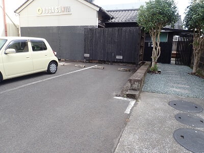 まんぷくクッキーササヤマ時計店前テント販売の横の駐車場の写真