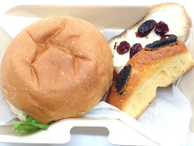 まんぷくクッキーササヤマ時計店前テント販売のランチBOX1の写真