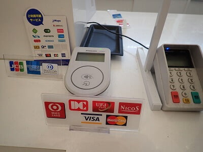 シネマサンシャイン姶良の販売品コーナーで使えるキャッシュレス決済の写真