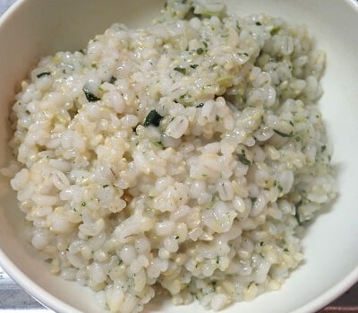 玄米もち麦のおかゆにフリーズドライの七草かゆの素を入れて煮詰めた写真