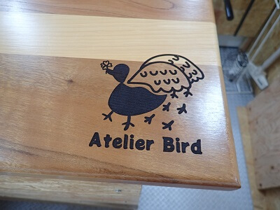 Atelier.Birdの店名と可愛いロゴの焼き印がある写真