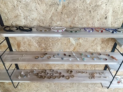 Atelier.Birdのブレスレット、ネックレストップ、リングが並ぶ写真