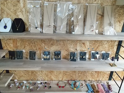 Atelier.Birdのネックレス、ピアス等、可愛いアクセサリーが並ぶ写真