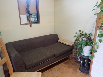 まちの整体やさんの待合ソファの写真