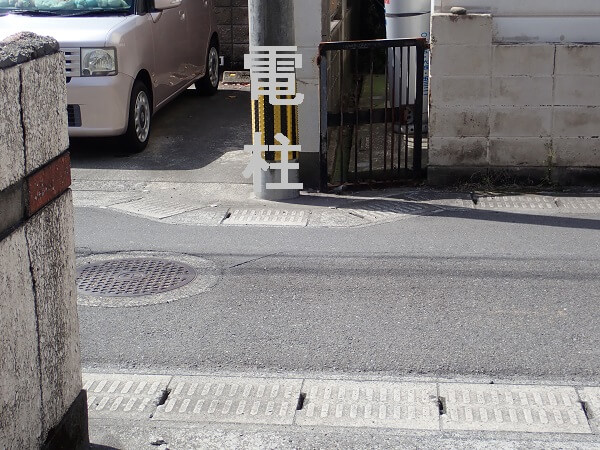 道路向かいに電柱がある