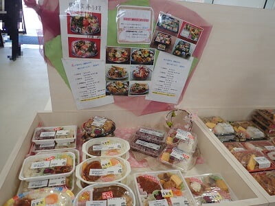 七ツ島海宝館のニコラの弁当が並ぶ写真