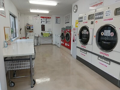 洗濯市場小松原店の左側の店内の雰囲気の写真