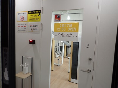 チョコザップ谷山店のアプリの入店証をかざして入店