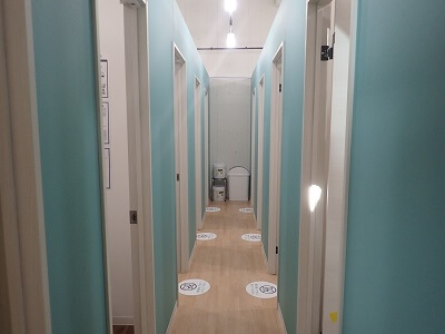 チョコザップ谷山店の左奥のセルフエステルーム