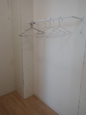 チョコザップ谷山店の左奥のコート掛け